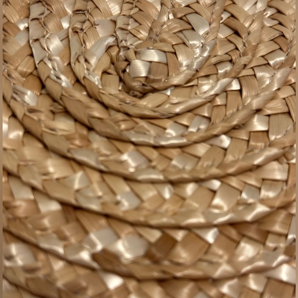 EWC Summer Oasis Travel Kit with Body Polish & Shimmer Body Oil. Brand New - Picture 9 of 9